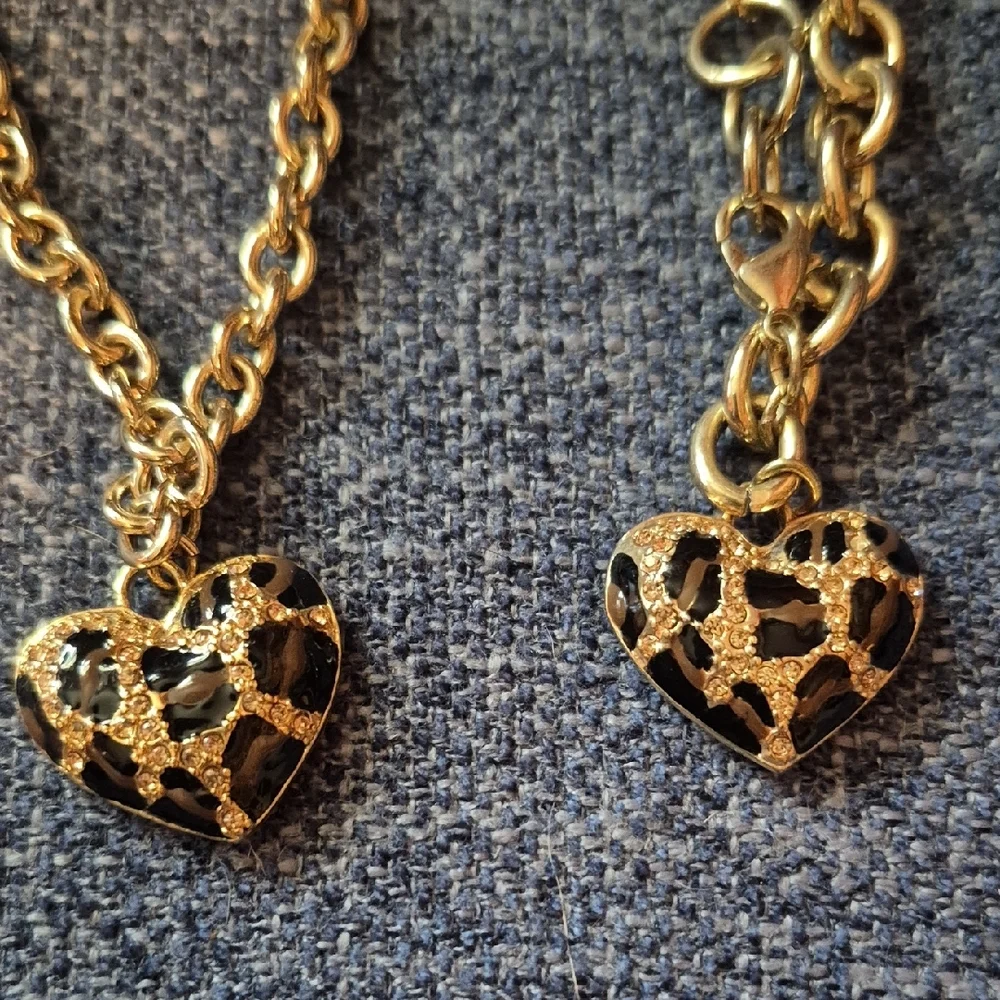 Guess Gold-Toned Necklace with Minimalist Animal PRINT Charm - Picture 5 of 7